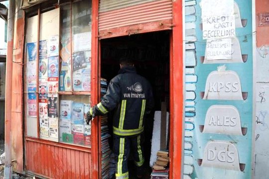 Madde bağımlısı şahıs sahaf dükkanını ateşe vermek istedi