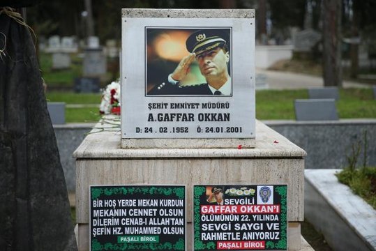 Paramotor pilotu, Şehit Emniyet Müdürü Okkan'ı anma etkinliğinde Rahmetle Anıyoruz yazılı pankartla uçuş gerçekleştirdi