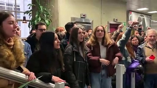 Protestas a la llegada de Isabel Díaz Ayuso a la Universidad Complutense.