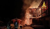 Sauris di Sotto (UD) - Incendio distrugge albergo (24.01.23)