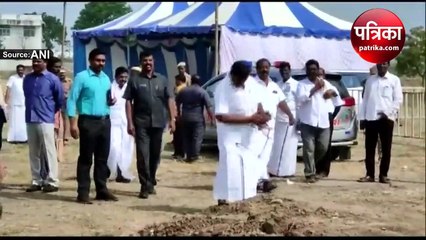 Video: कुर्सी लाने में हुई देरी तो गुस्से में लाल हुए नेता, पार्टी कार्यकर्ता पर ही चलाने लगे पत्थर