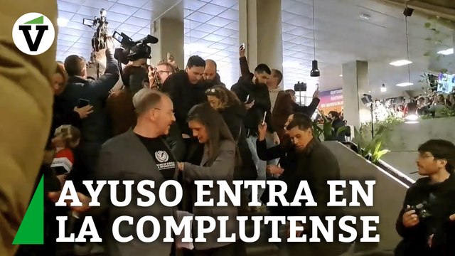Ayuso en la Complutense: grupos de estudiantes gritan fuera comunistas de la universidad