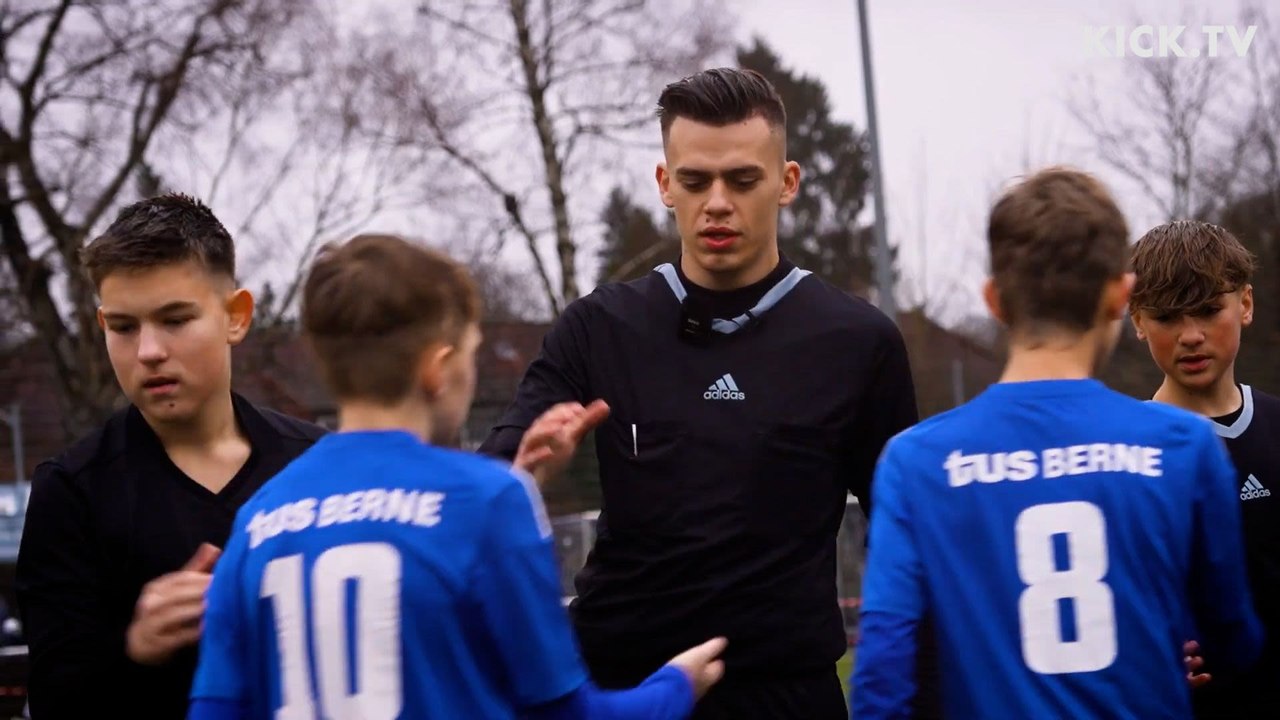 TikTok-Star und Schiedsrichter: 'QualleXD' für mehr Respekt auf dem Platz