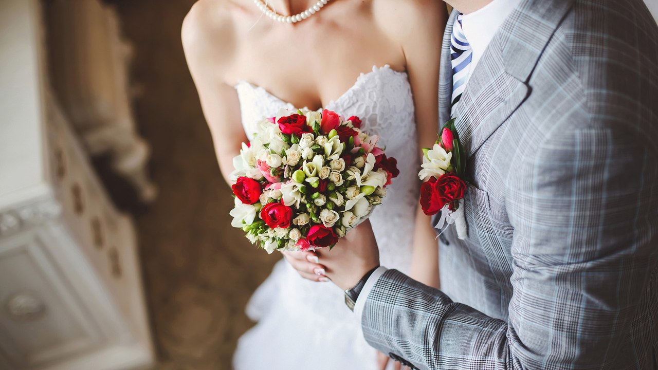 Brautmoden-Trends 2023: Diese Looks und Accessoires sind jetzt angesagt