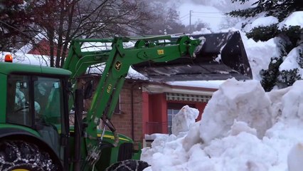 Dopo la grande nevicata si spala per liberare case e auto sull'Appennino riminese