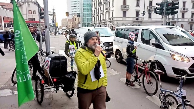Milano, ciclabile umana in via Melchiorre Gioia: Proteggiamo ciclisti e pedoni