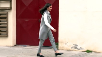 La reina Letizia descubre su complemento 'imprescindible': ¡Una tablet!