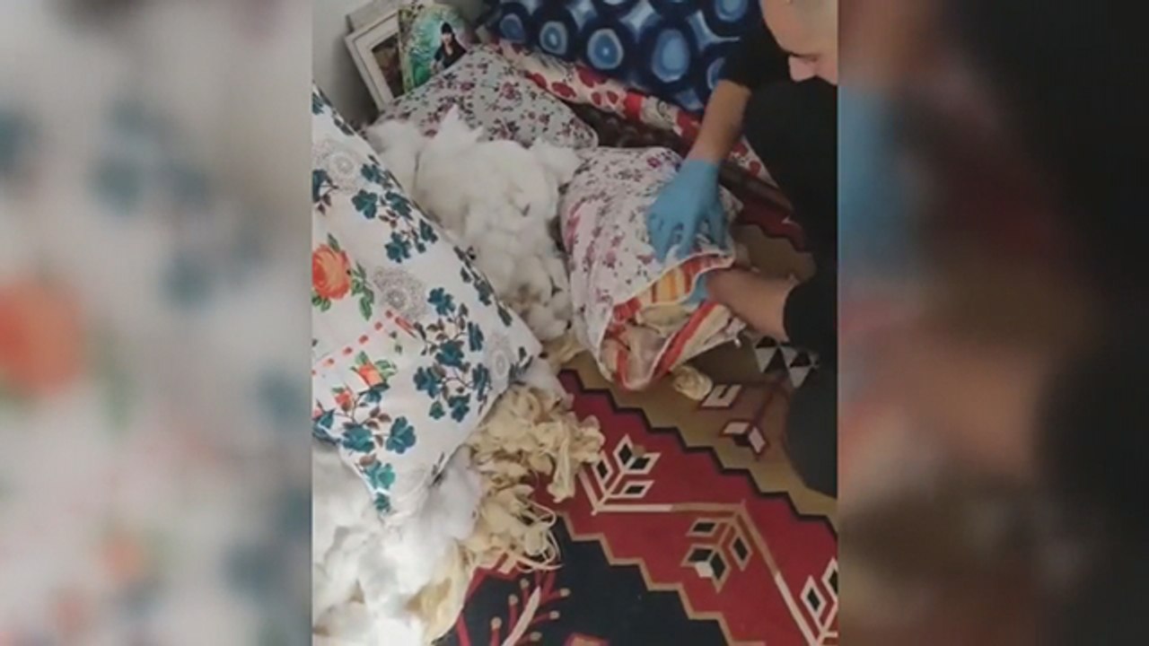 Yastığın içerisinden 1 kg eroin çıktı
