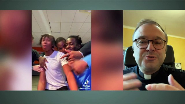 L’incroyable succès de la chanson catholique Comment ne pas te louer reprise des dizaines de milliers de fois sur le réseau TikTok - Un curé explique ce phénomène dans Morandini Live - VIDEO