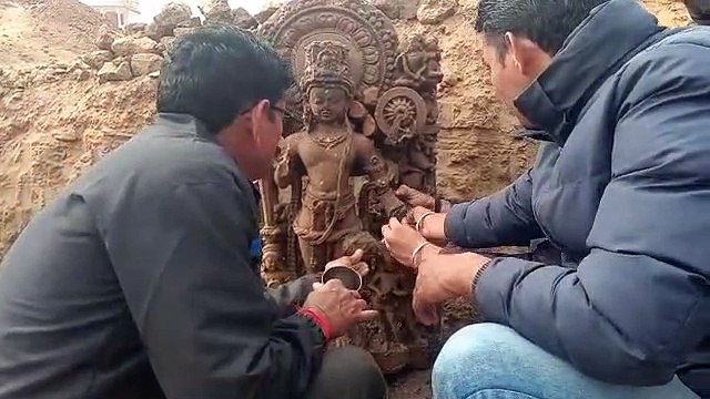 मनरेगा कार्य खुदाई के दौरान निकली विष्णु भगवान की मूर्ति