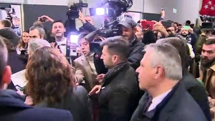 Ayuso recibe un reconocimiento en la UCM y los estudiantes muestran rechazo y apoyo