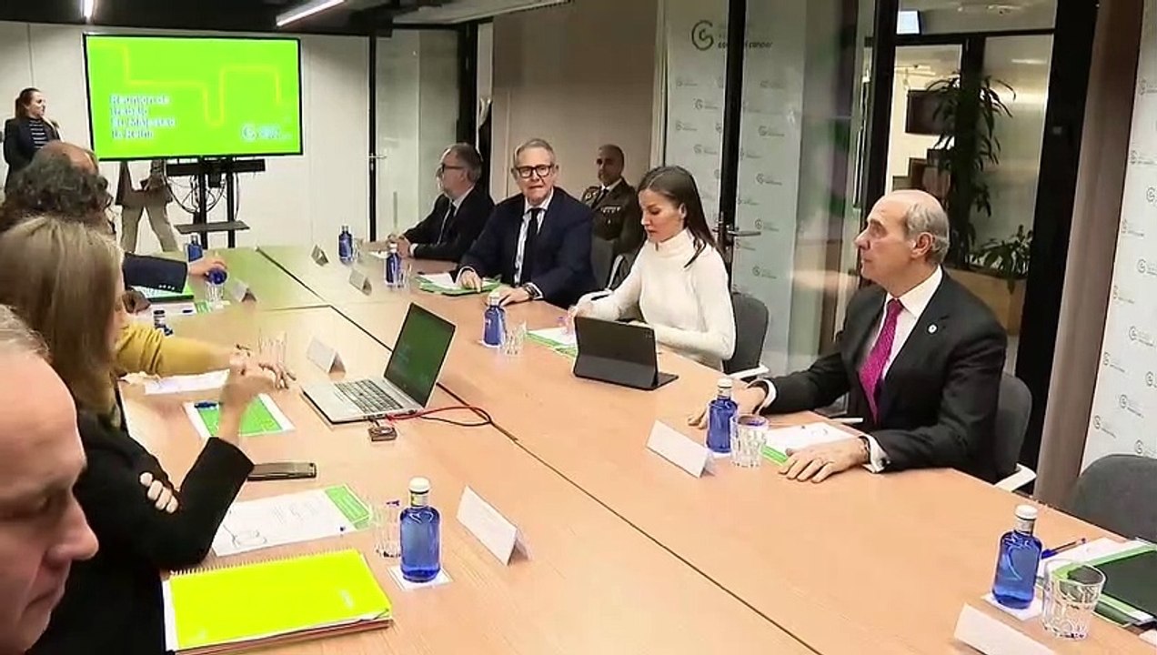 La reina Letizia participa en una reunión de trabajo de la AECC