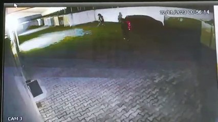 Travesti dá voadora em PM e pega a arma dele em motel, no PR