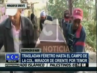 Madre traslada ataúd al campo de fútbol por miedo a que sicarios regresen