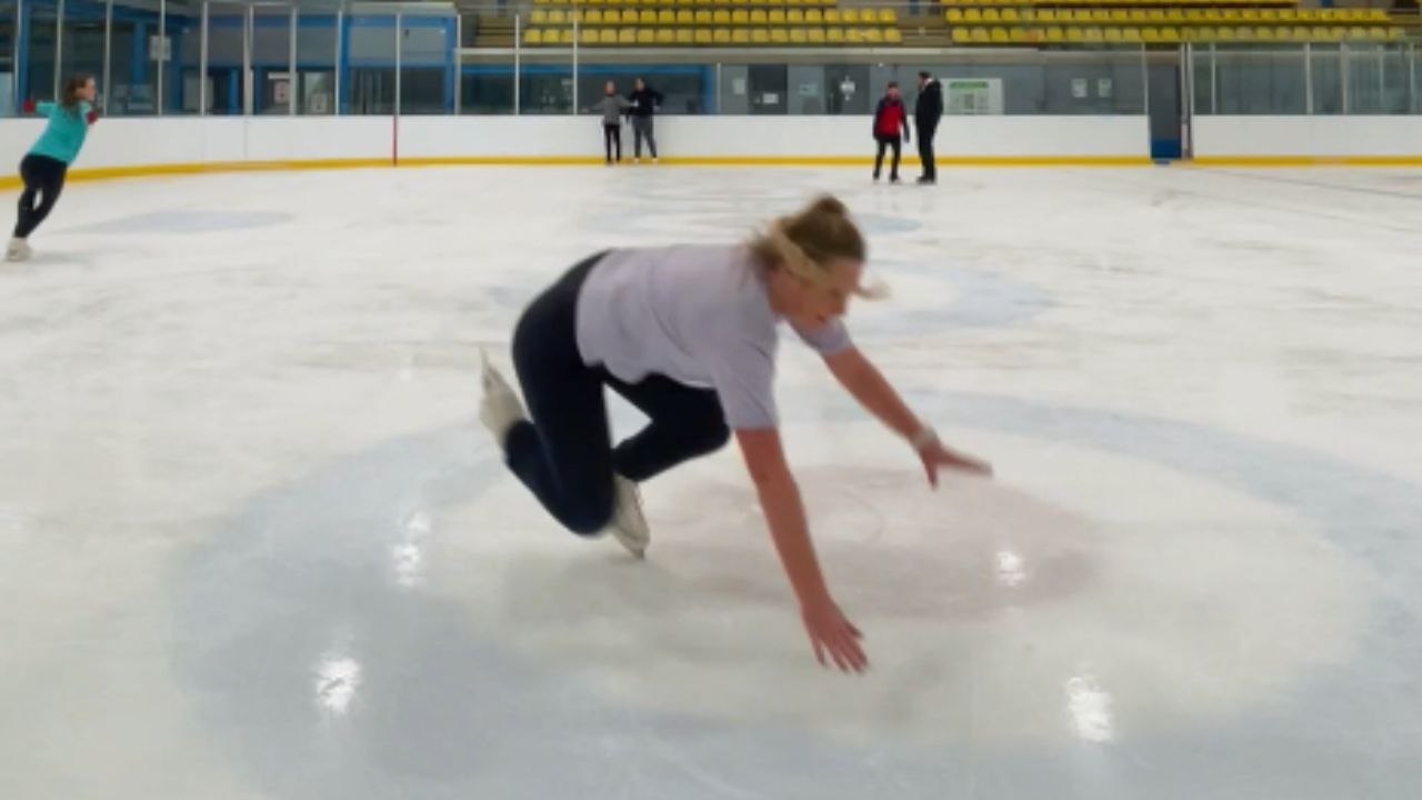 Woman shows that figure skating isn't all sparkly dresses and stunning moves *Ice Fail*