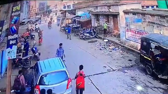 sidhi: miscreants crossed five lakh rupees by breaking the window glas