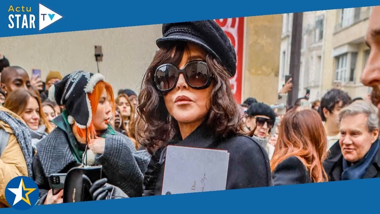 Isabelle Adjani très lookée face à Catherine Deneuve et Carla Bruni pour Dior
