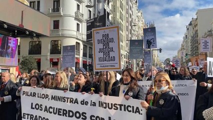 Скачать видео: Letrados salen a la calle para exigir mejoras salariales: 