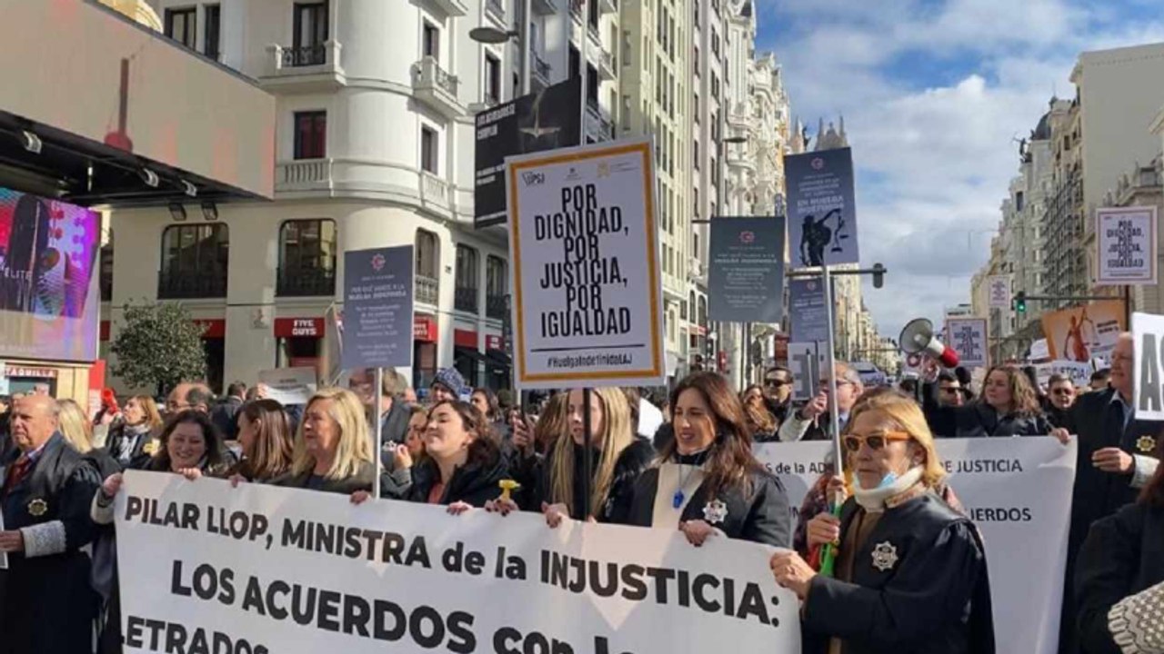 Letrados salen a la calle para exigir mejoras salariales: "Somos juristas, no golpistas"