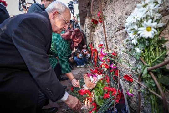 Uğur Mumcu ölümünün 30. yılında evinin önünde anıldı