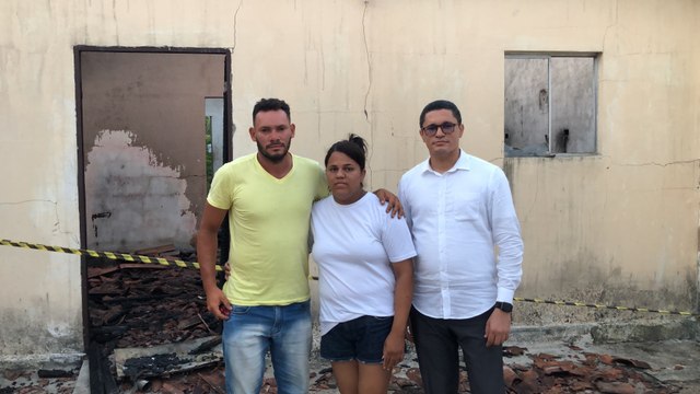 FAMÍLIA DE PEDRAS DE FOGO PRECISA DE AJUDA PRA RECONSTRUIR CASA QUE PEGOU FOGO