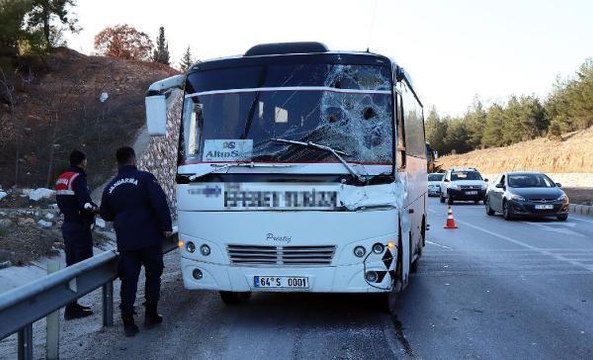 UŞAK'TA, İŞÇİ SERVİSİ KIRMIZI IŞIKTA BEKLEYEN KAMYONA ÇARPTI 5 YARALI