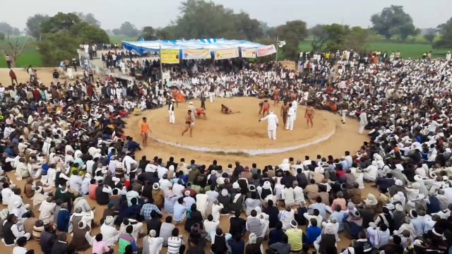 कुश्ती दंगल देखने के लिए उमड़ी ग्रामीणों की भीड़, देखे वीडियो