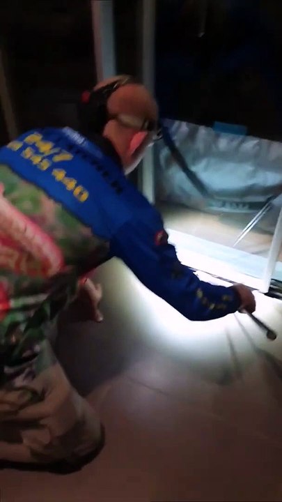 Quand tu découvres un serpent bien caché dans la baie vitrée