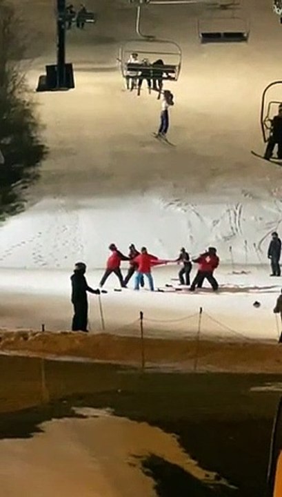Ce skieur coincé sur une remontée mécanique se souviendra longtemps de sa journée au ski