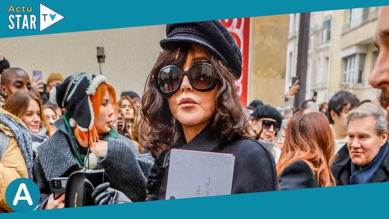 Isabelle Adjani très lookée face à Catherine Deneuve et Carla Bruni pour Dior