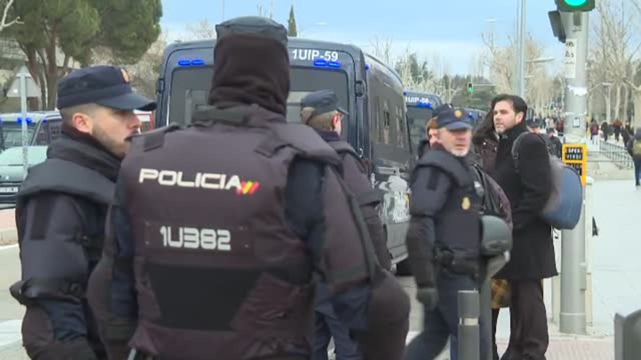 Bronca a la salida de Ayuso de la Complutense tras ser designada alumna ilustre