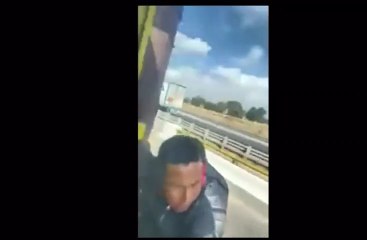 Hombre intentó asaltar un camión y quedó suspendido en el tráiler