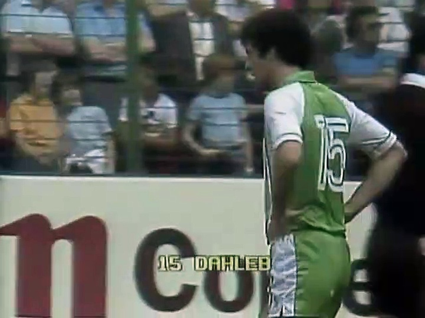 من الذاكرة التسجيل الكامل لمباراة كأس العالم 1982 بين الجزائر وألمانيا  الغربية - Vidéo Dailymotion