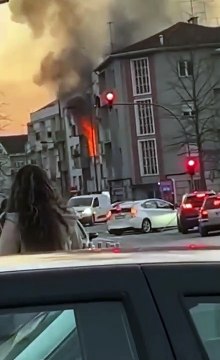 Bombeiros combatem incêndio em prédio no centro de Guimarães