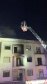Bombeiros combatem incêndio em prédio no centro de Guimarães