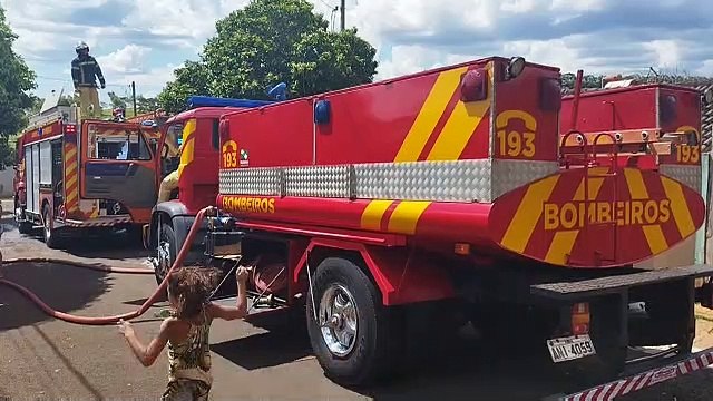 Homem com problemas mentais incendeia duas residências no bairro Sonho Meu, em Umuarama - Imagens