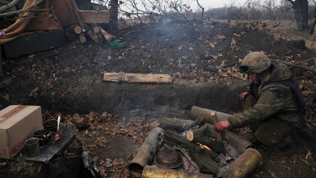 « Baisse-toi et cours ! » : en Ukraine, le quotidien des soldats dans les tranchées du Donbass