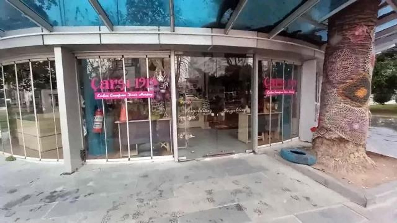 Samsun Büyükşehir Belediyesi, "Kadına Dair Her Şey" Dükkanının Kapısına Kilit Vurdu: "Terörist Miyiz Biz, Arkadaşlar. Herkes Evine Ekmek Götürecek"