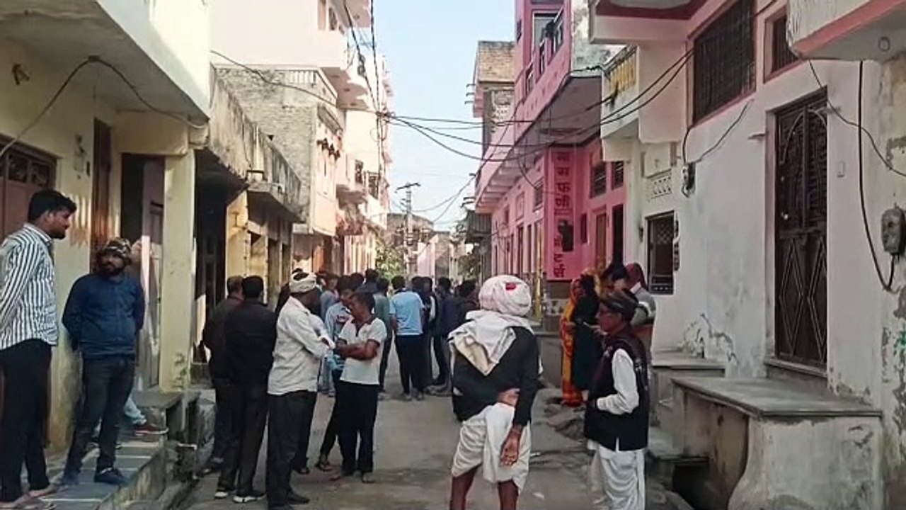 When the hanging electric wire was raised, it broke and fell on the procession, three were scorched, one died