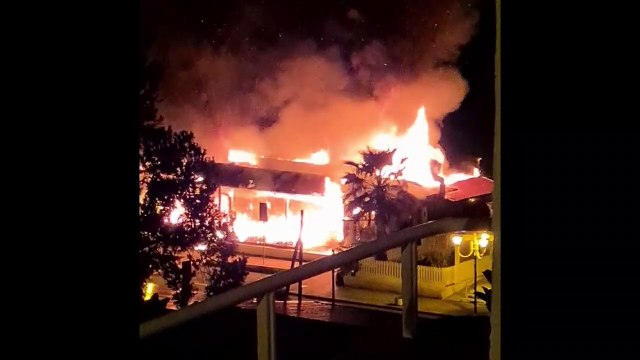 Paura e fiamme a Scalea, in fiamme un lido balneare