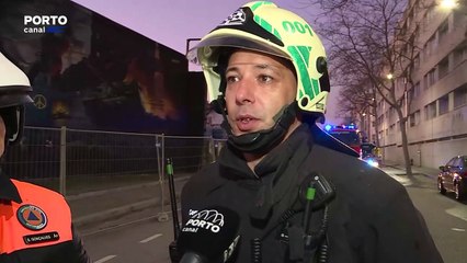 Bombeiros combatem incêndio no centro de Matosinhos
