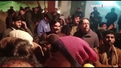 Pakistan'da İmran Han gerginliği! Gözaltına alınacağı iddiasını duyanlar sokaklara döküldü