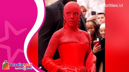 Doja Cat Tampil Eksentrik, Tubuhnya Dihias 30 Ribu Butir Kristal