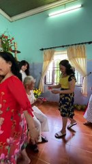Mẹ tặng 7 người con mỗi người một cuốn sổ đỏ lì xì nhân dịp đầu năm