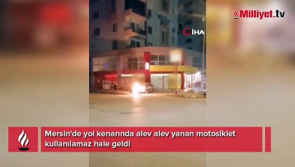 Motosiklet sokak ortasında alev alev yandı