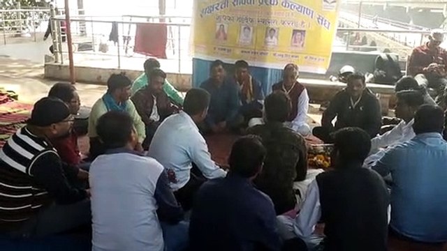 पावर हाउस में धरना दे रहे विद्युत विभाग के कर्मचारी