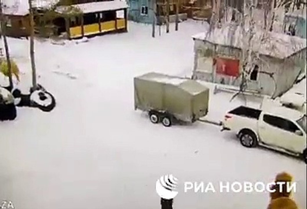 Rusya'da bir deve kendisine vuran bakıcısına saldırdı. Devenin ısırıp ezdiği adam hayatını kaybetti.