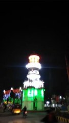 दुल्हन की तरह सजी इमारतें