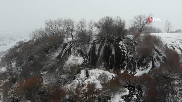 Kısmen donan Girlevik Şelalesi görenleri hayran bıraktı