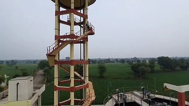 मानदेय दिलाने की मांग को लेकर सीवेरज की टंंकी पर चढ़ा दम्पती